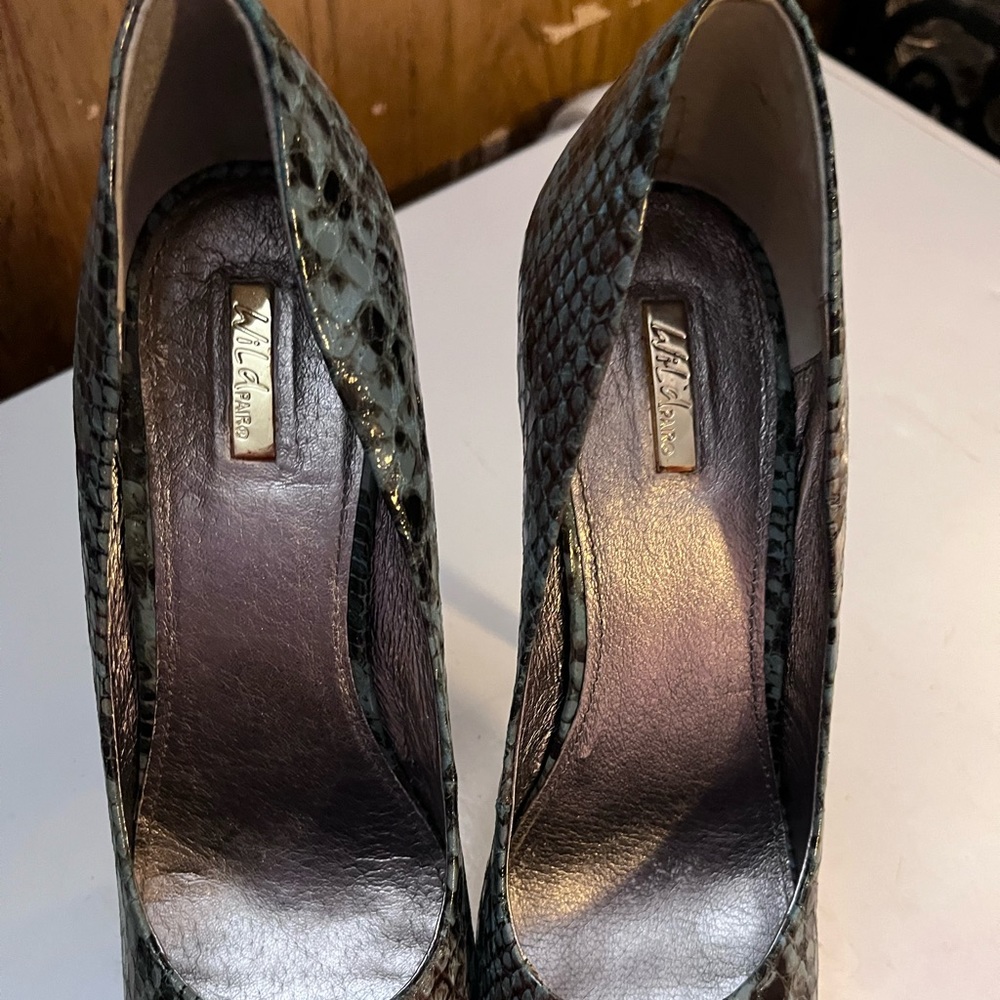 Brand WILD, size 9, color sneak skin in green